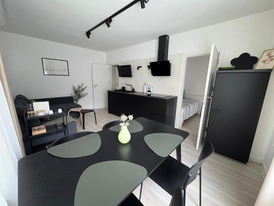 TV and multimedia, Kitchen or kitchenette, Living room, Seating area, Dining area
