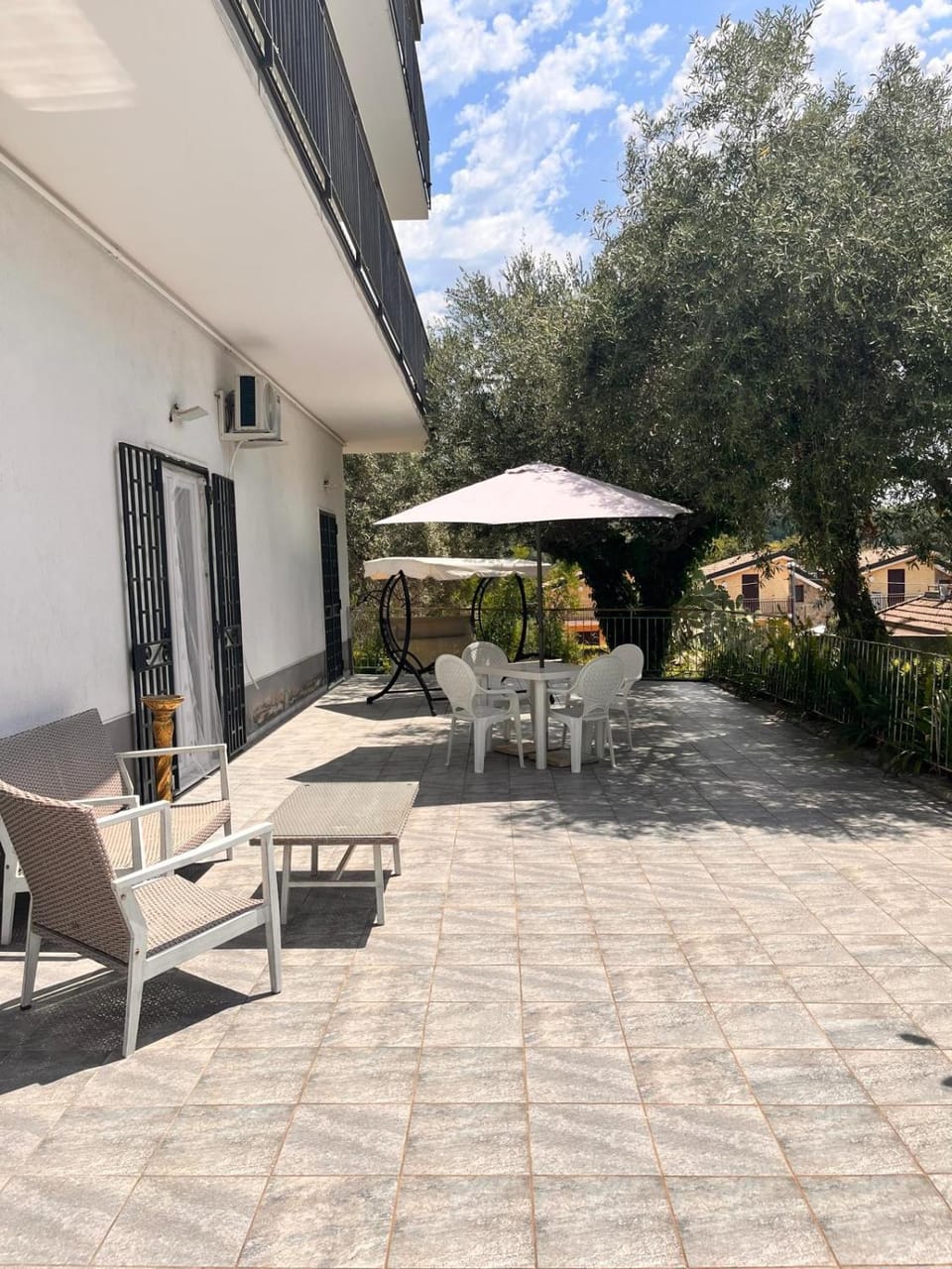 Property building, Garden, Balcony/Terrace
