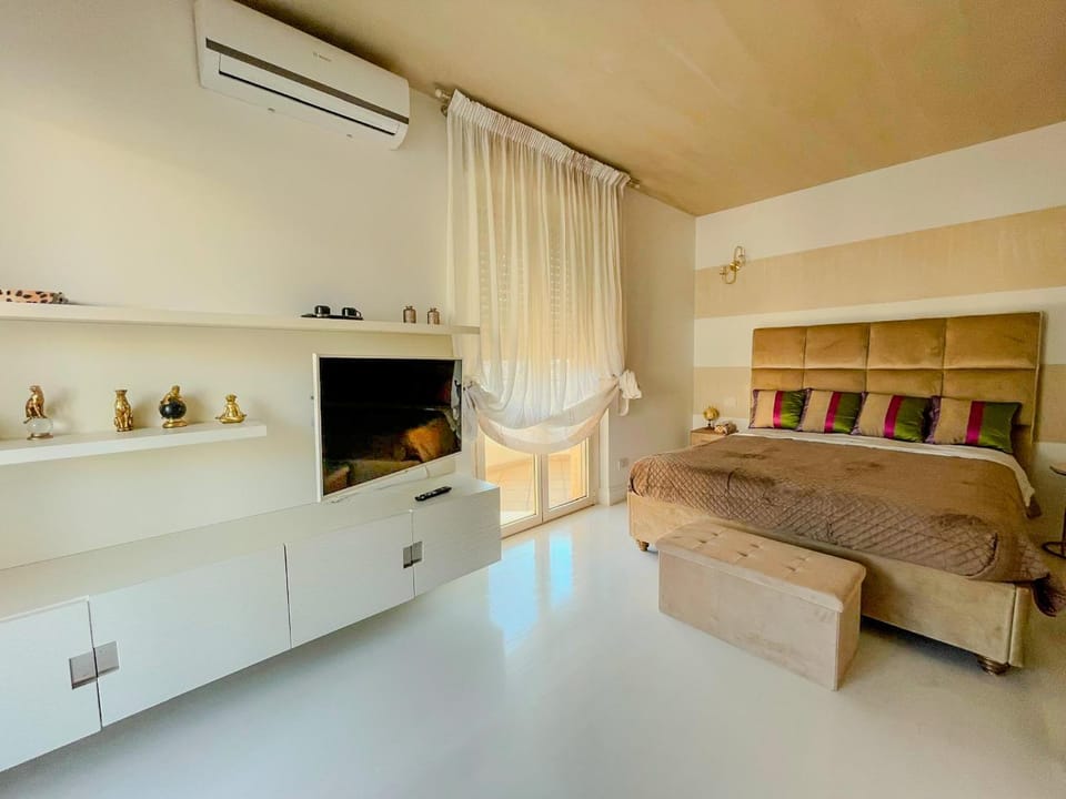 Bedroom, Breakfast