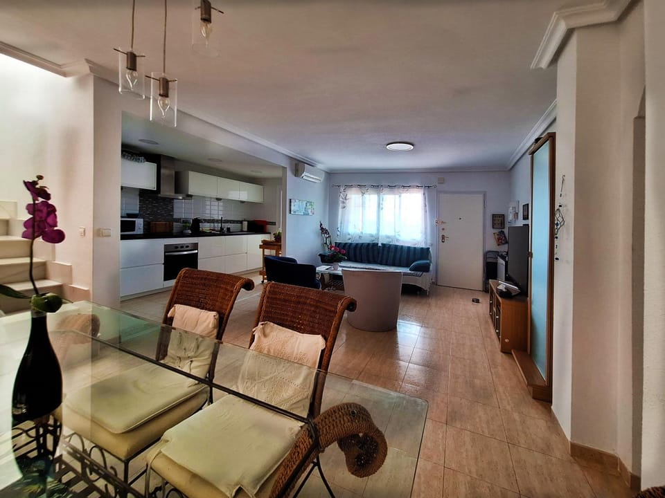 TV and multimedia, Kitchen or kitchenette, Living room, Seating area, Dining area, oven, stove