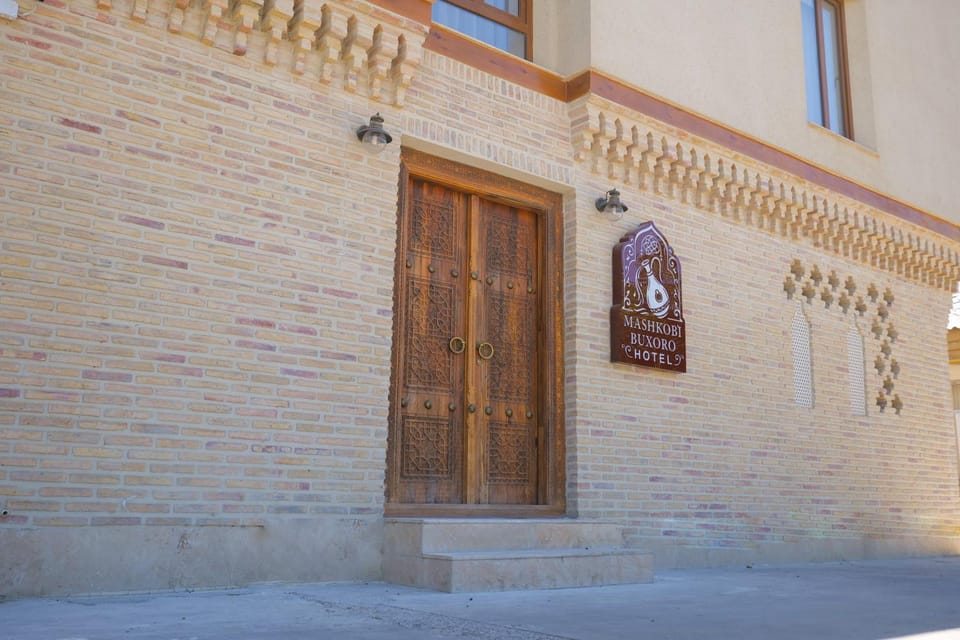 Property building, Facade/entrance, Day
