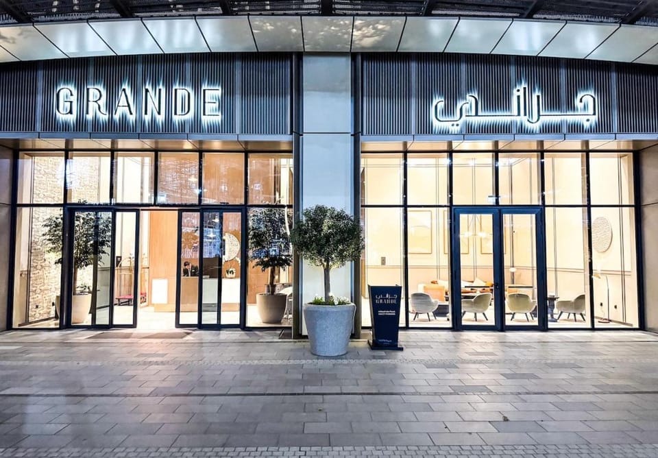 GRANDE SIGNATURE with a direct Burj Khalifa view and Private Fountain Show at high floor with DXB AIRPORT VIP Shuttle option for 8 guests Apartment in Dubai