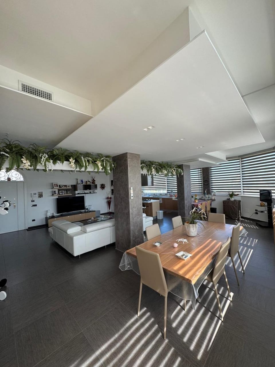 Kitchen or kitchenette, Living room, Seating area, Dining area