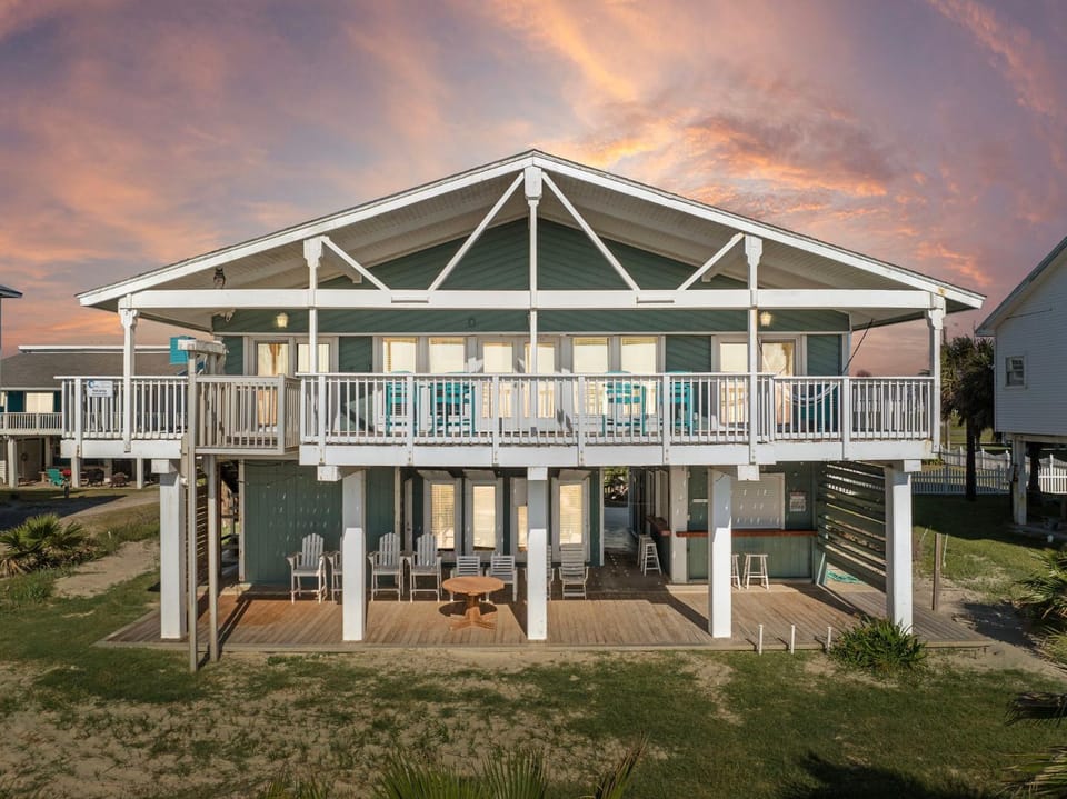 Property building, Facade/entrance, Balcony/Terrace, Seating area, Sunset