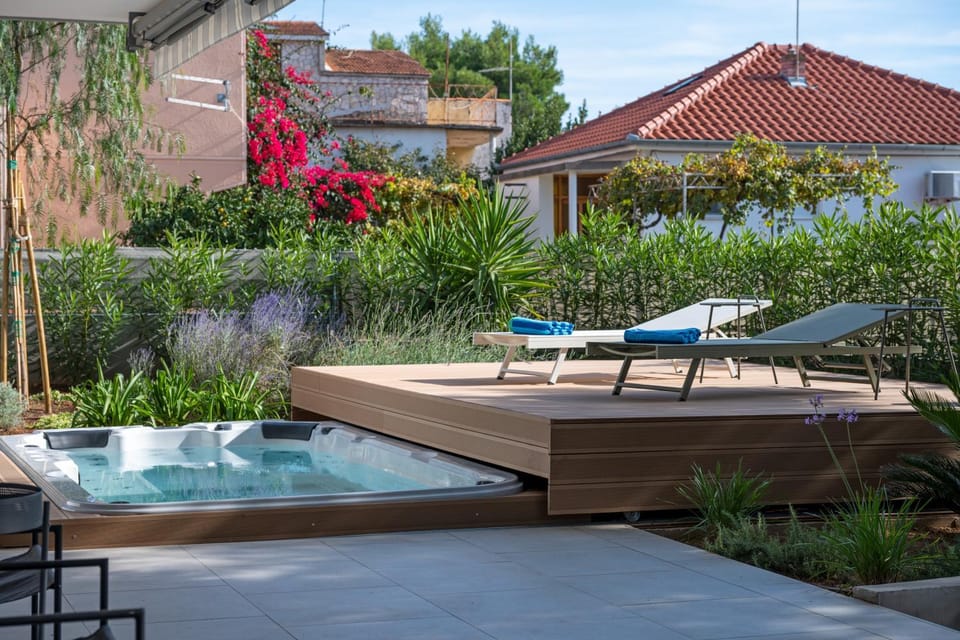 Garden view, Pool view, Swimming pool, sunbed