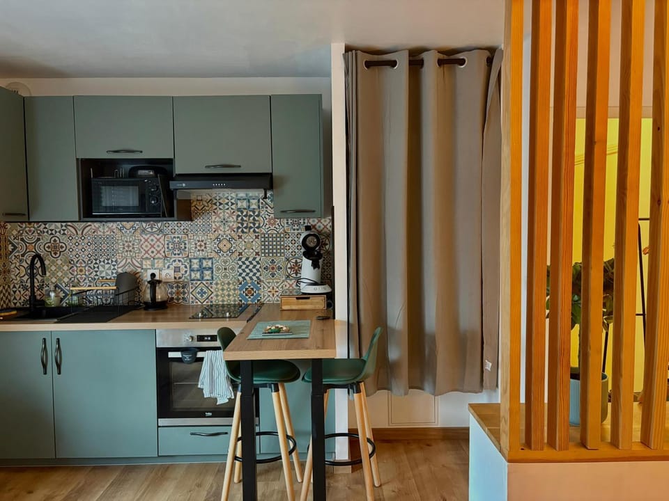 Kitchen or kitchenette, oven, pet friendly, stove