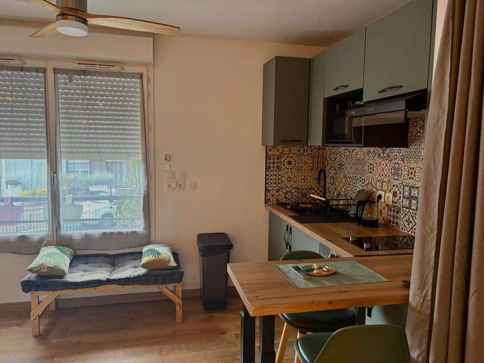 Kitchen or kitchenette, Dining area, pet friendly, stove