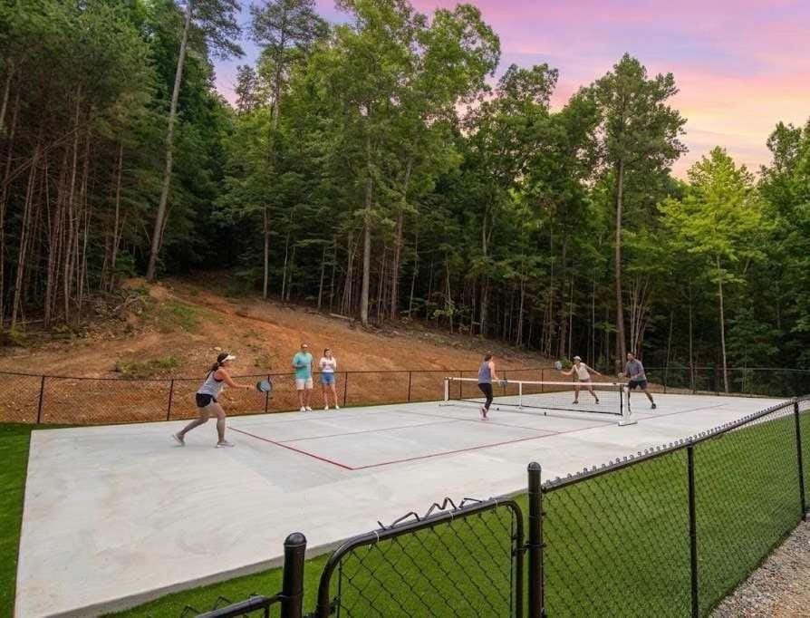 The Retreat at Wildwood - Hot Tub Theater & Deck House in Alabama