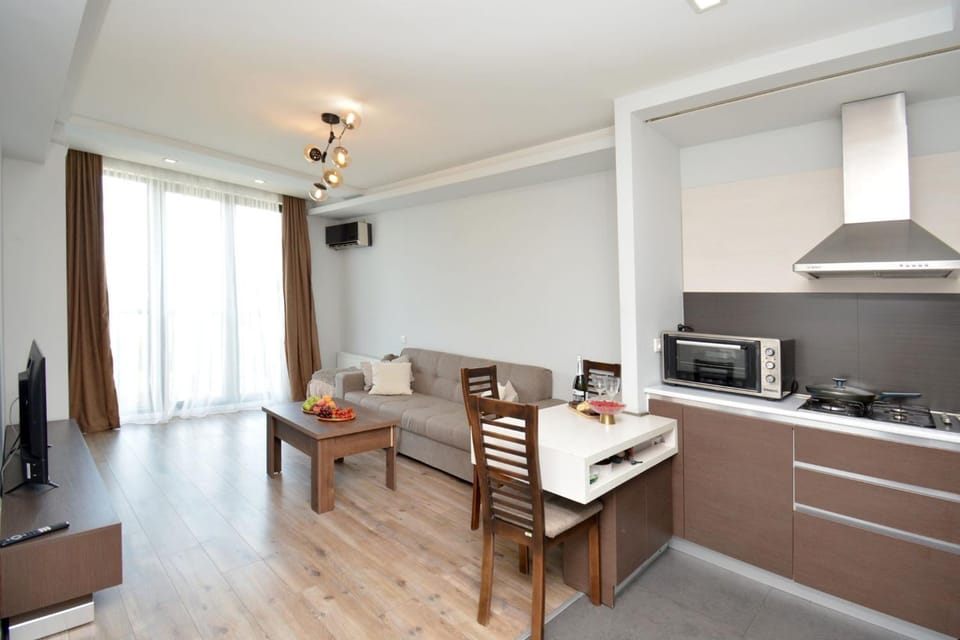 Coffee/tea facilities, oven