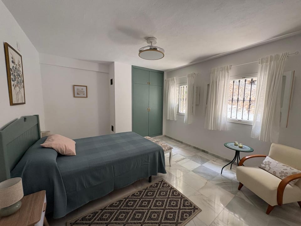 Photo of the whole room, Bedroom
