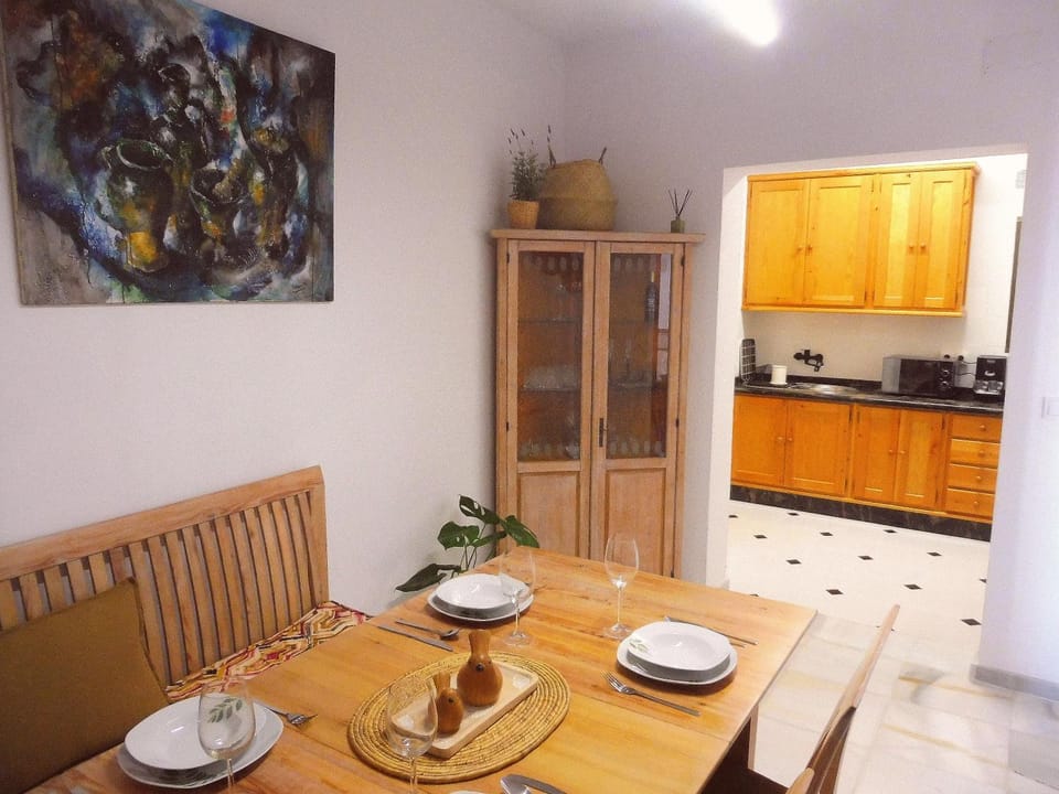 Kitchen or kitchenette, Dining area, stove