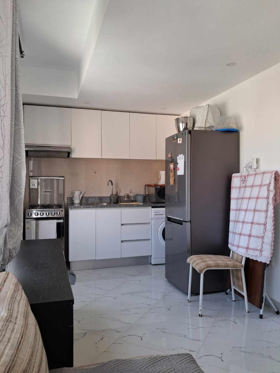Kitchen or kitchenette, dishwasher, oven