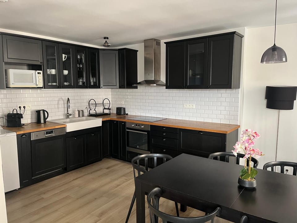 Kitchen or kitchenette, dishwasher, oven, toaster