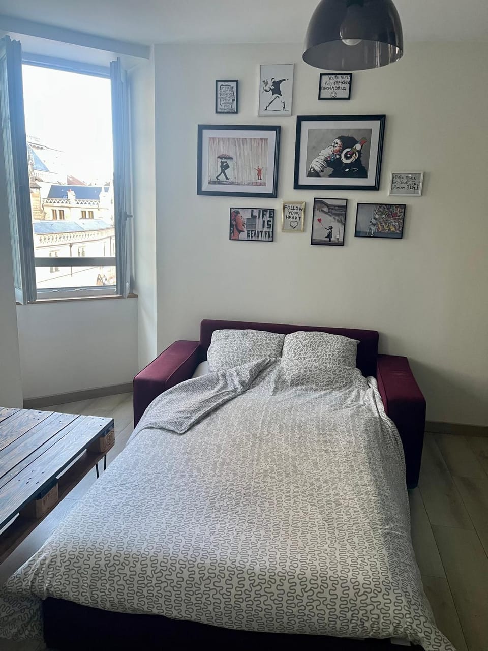 Bed, Living room