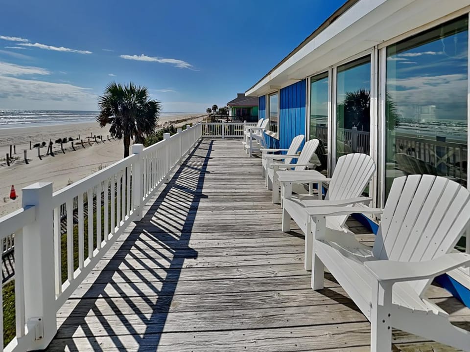 Property building, Patio, Day, Natural landscape, Balcony/Terrace, Seating area, Beach, Sea view