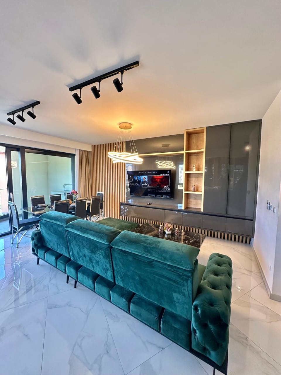 TV and multimedia, Living room, Seating area, Dining area