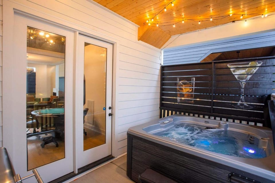 Rooftop Deck Hot Tub Fire pit Sleeps 10 House in Nashville