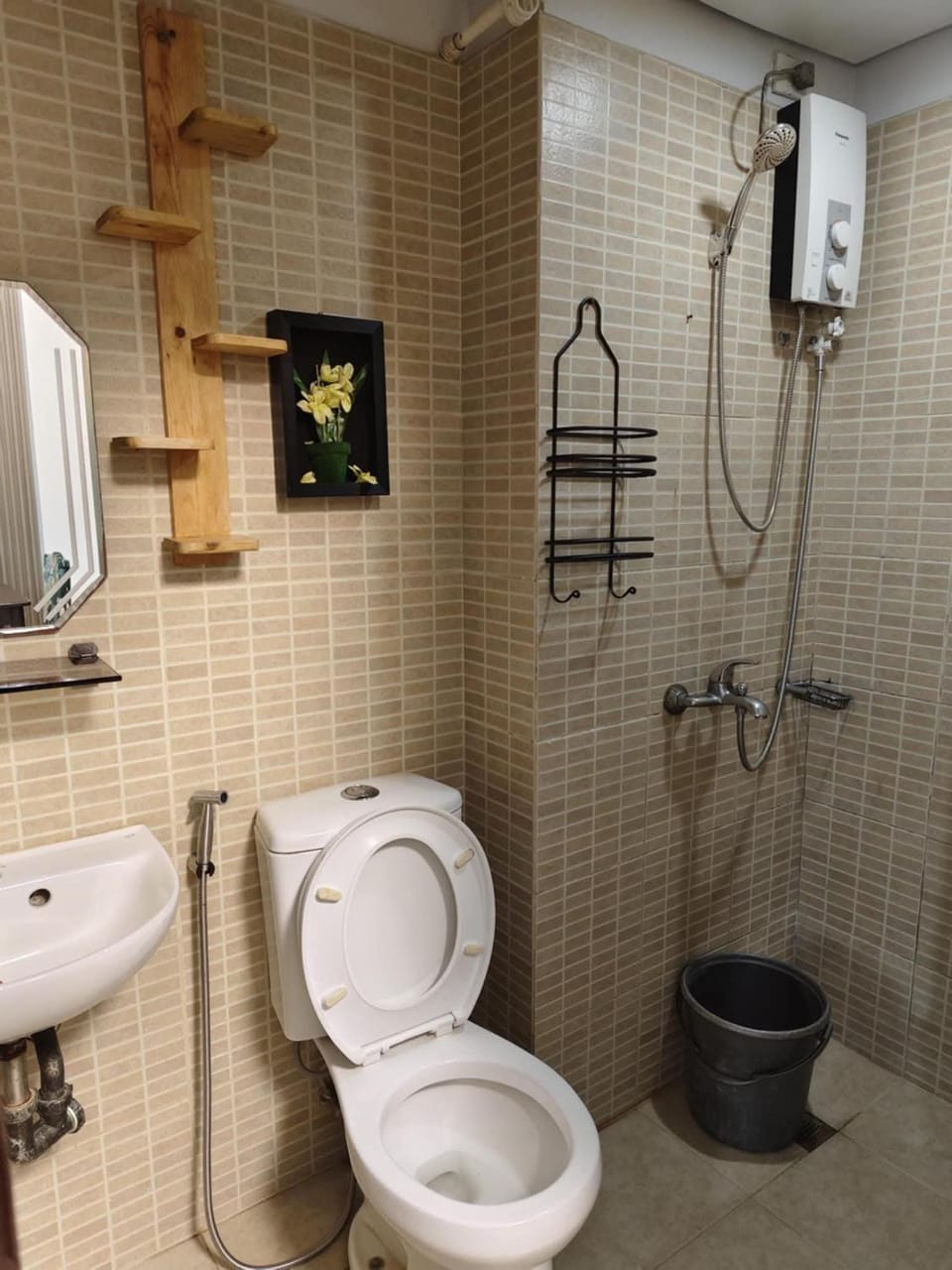 Staycation Alabang by Larsen Apartment in Muntinlupa