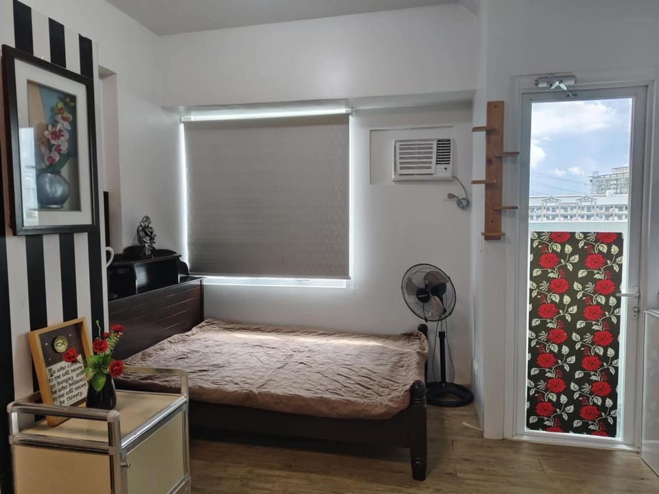Staycation Alabang by Larsen Apartment in Muntinlupa