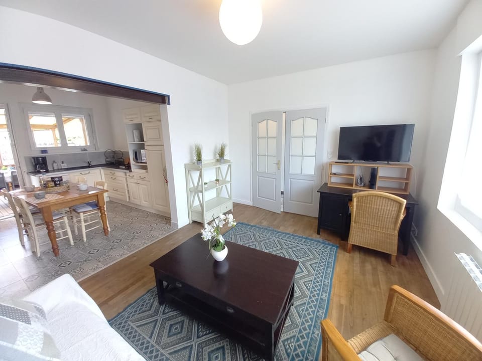 TV and multimedia, Kitchen or kitchenette, Living room, Seating area, Dining area