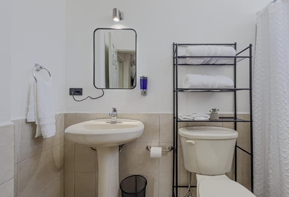 Shower, Toilet, Bathroom, towels