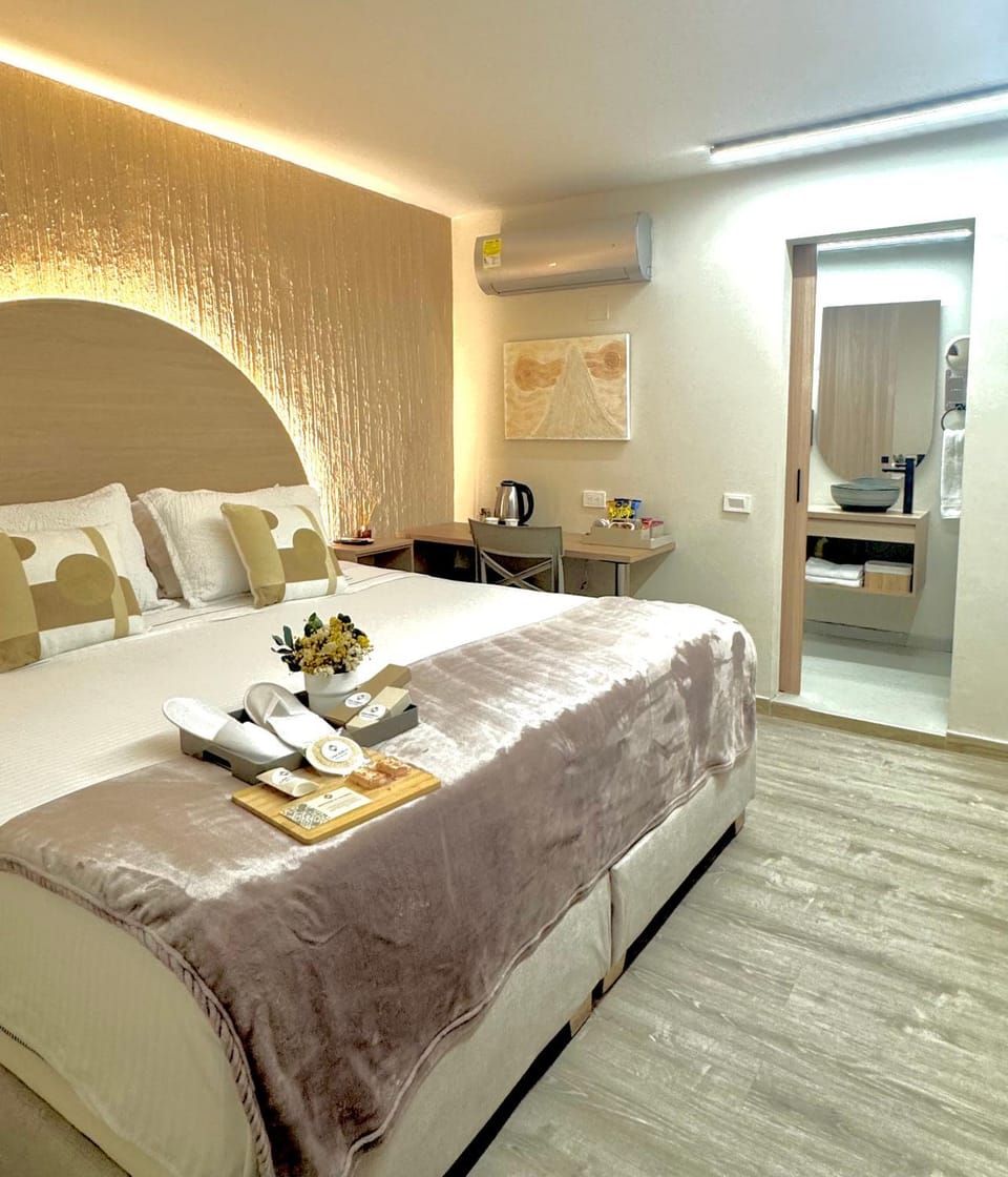 Bed, TV and multimedia, Kitchen or kitchenette, Photo of the whole room, Bedroom, towels, wardrobe, air conditioner