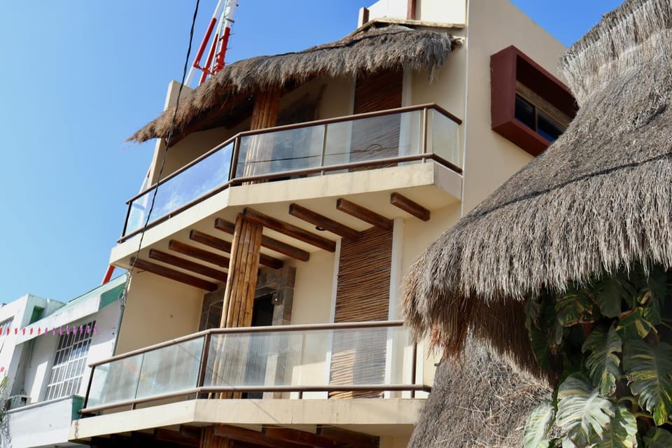Property building, Day, Balcony/Terrace
