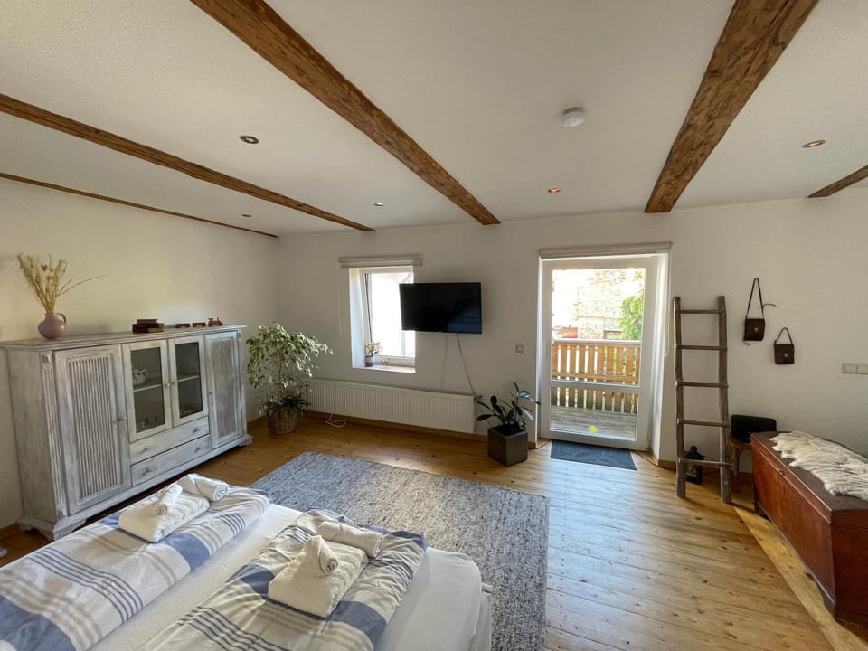 Communal lounge/ TV room, Bed, TV and multimedia, Photo of the whole room, Bedroom