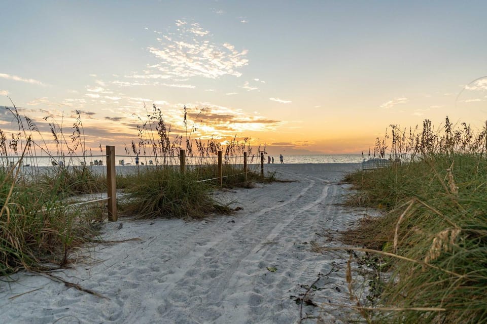 2-Minute Walk to Beach - Heated Pool - Hot Tub - Family House in Bradenton Beach