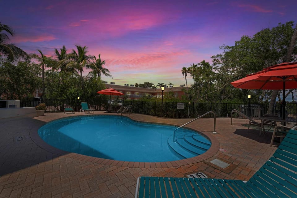 2-Minute Walk to Beach - Heated Pool - Hot Tub - Family House in Bradenton Beach