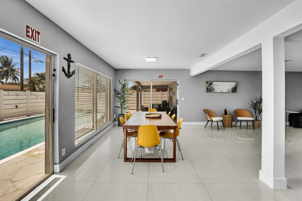 4BR Home Heated Pool And BBQ short drive Beach! Villa in Hollywood