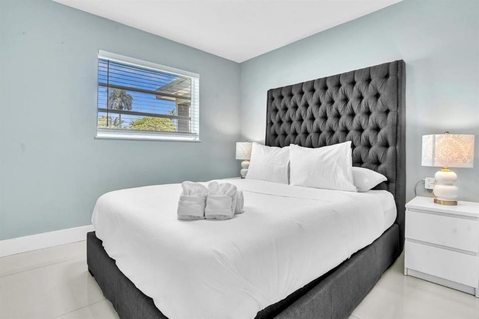 4BR Home Heated Pool And BBQ short drive Beach! Villa in Hollywood