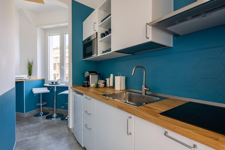 Coffee/tea facilities, Kitchen or kitchenette, oven, stove