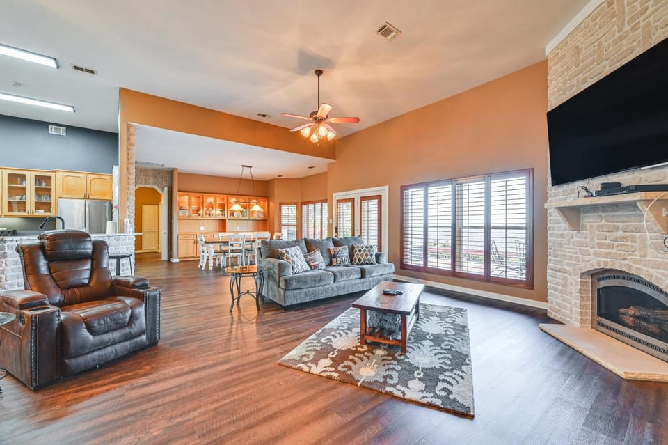 Boat Dock & Hot Tub: Waterfront Home in Milam! House in Toledo Bend Reservoir