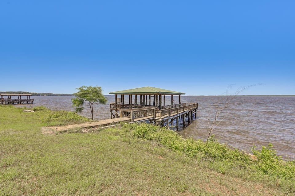 Boat Dock & Hot Tub: Waterfront Home in Milam! House in Toledo Bend Reservoir