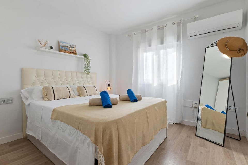 Bed, Photo of the whole room, Bedroom, air conditioner