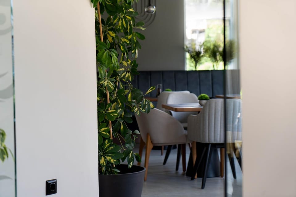 Property building, Restaurant/places to eat, Dining area