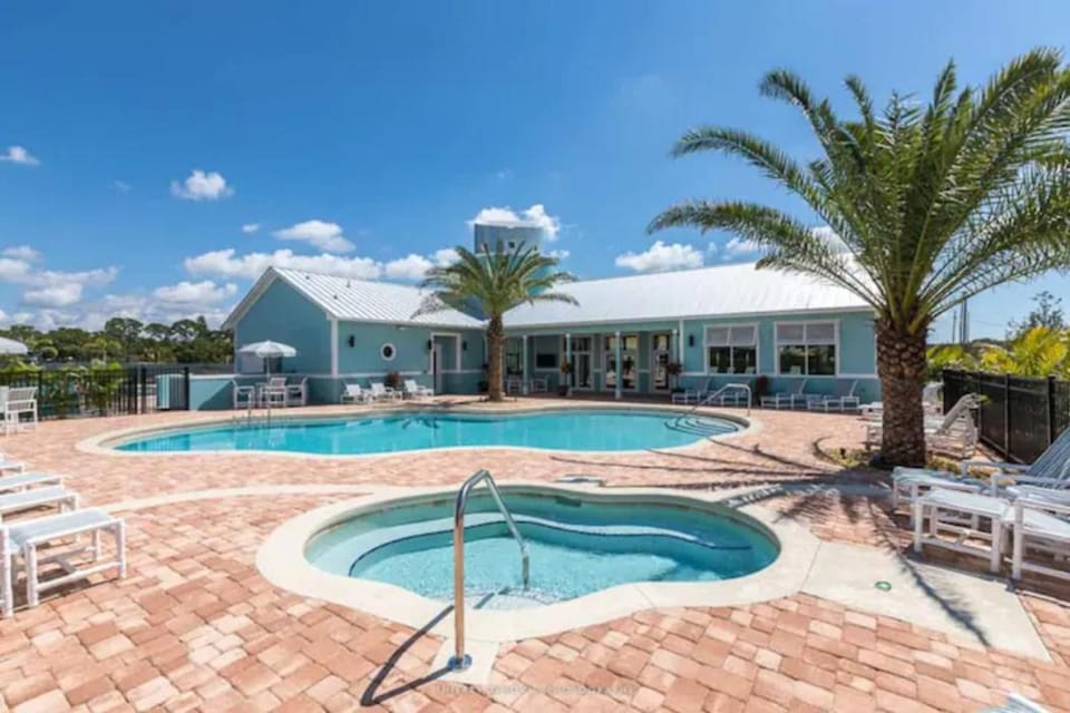 Property building, Patio, Day, Hot Tub, Pool view, Swimming pool, Swimming pool, sunbed