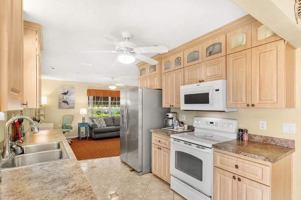 Coffee/tea facilities, Kitchen or kitchenette, oven