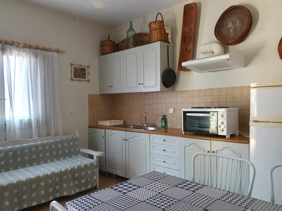 Kitchen or kitchenette, Seating area, Dining area