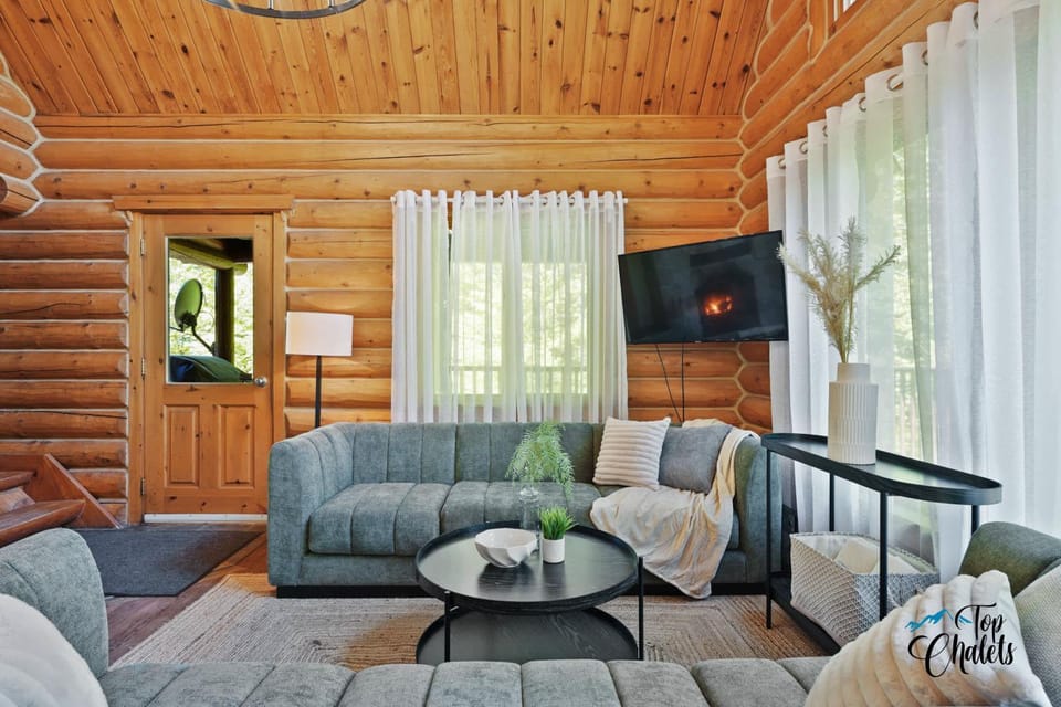 Log Cabin Hot tub near Tremblant Cabin in Ontario