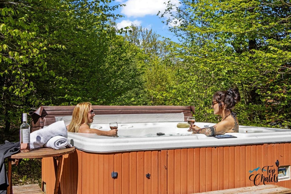 Log Cabin Hot tub near Tremblant Cabin in Ontario