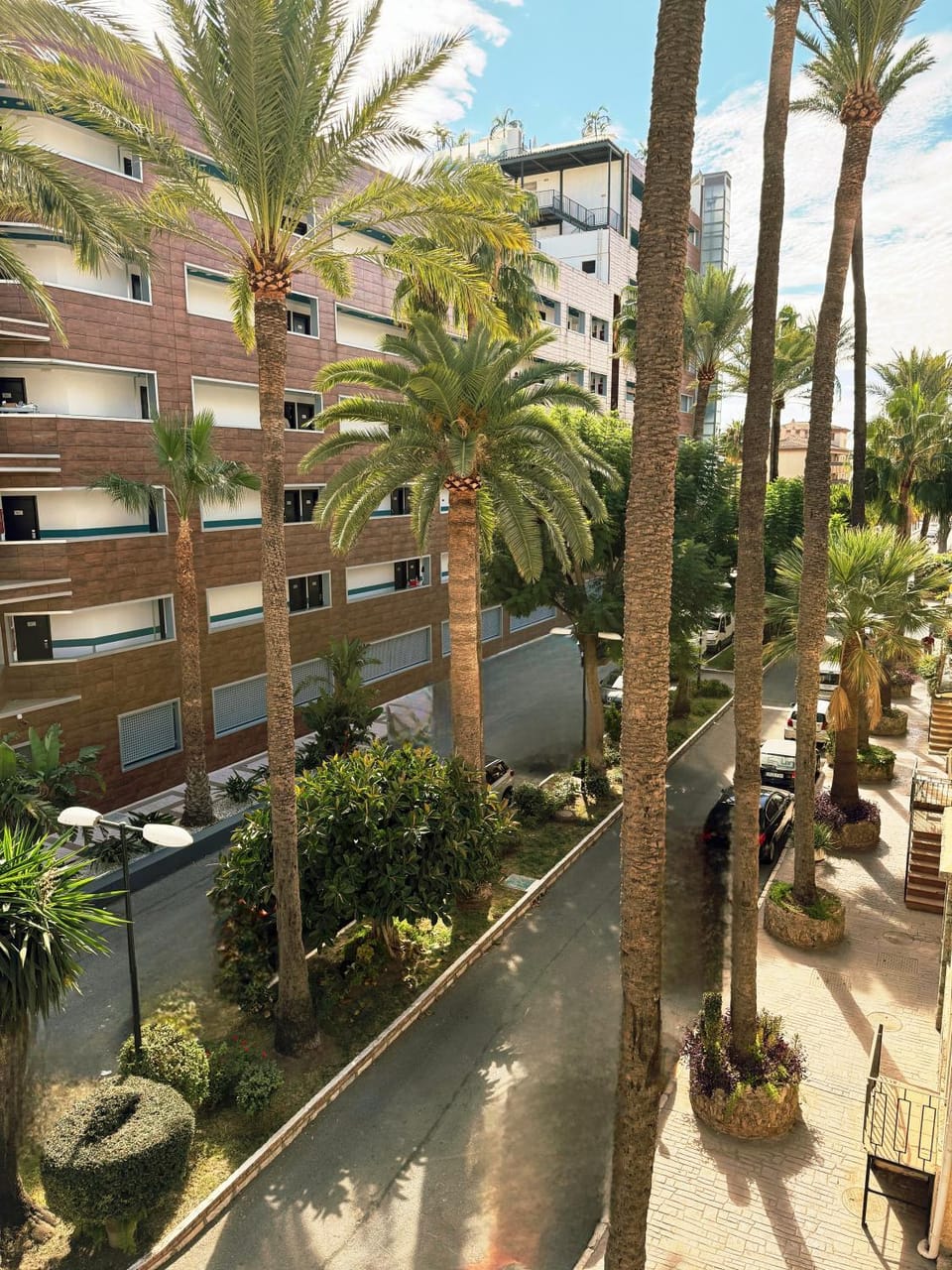 Day, Neighbourhood, Garden, Garden view, Street view, Location, Parking, acessibility