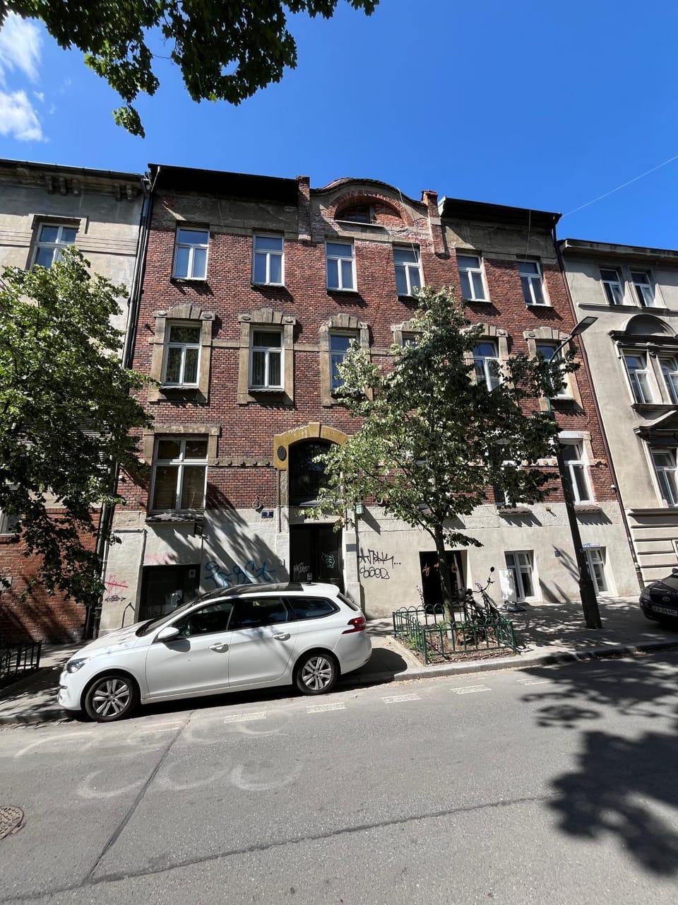 Property building, Facade/entrance