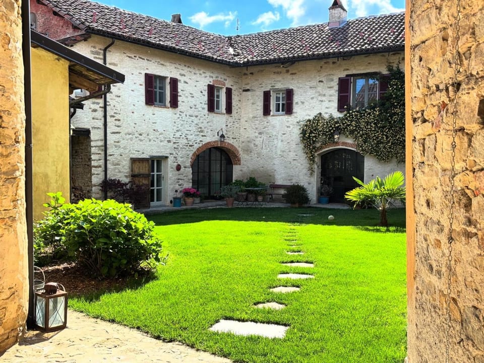 LaCasaRossaMurazzano Bed and Breakfast in Piedmont