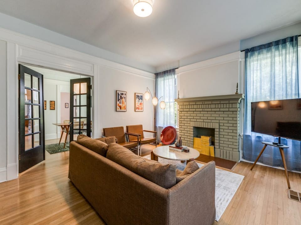 Historic Central Dallas Apartment - Modern & Roomy Apartment in Dallas