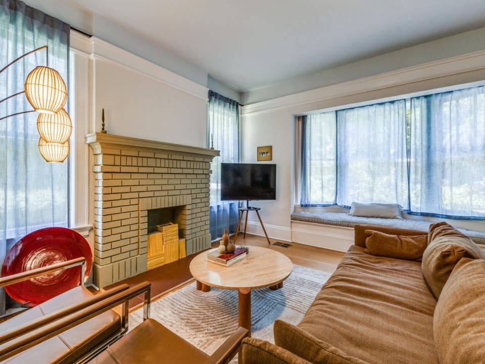 Historic Central Dallas Apartment - Modern & Roomy Apartment in Dallas