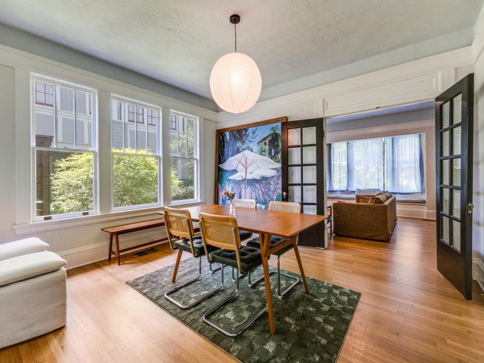 Historic Central Dallas Apartment - Modern & Roomy Apartment in Dallas