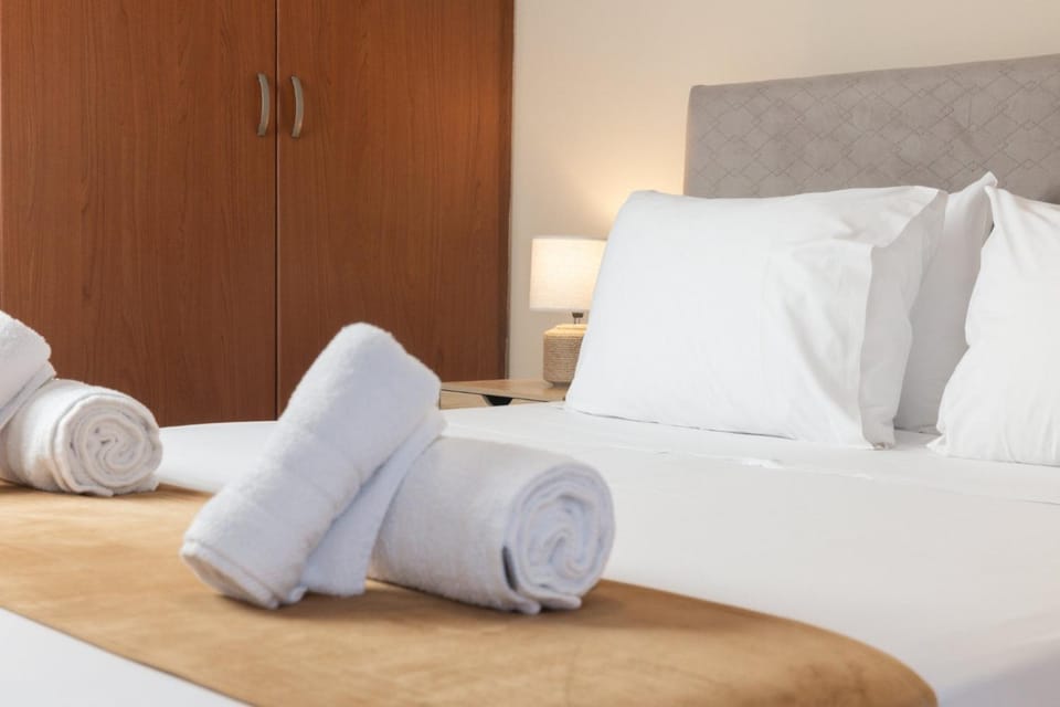 Bed, Bedroom, towels
