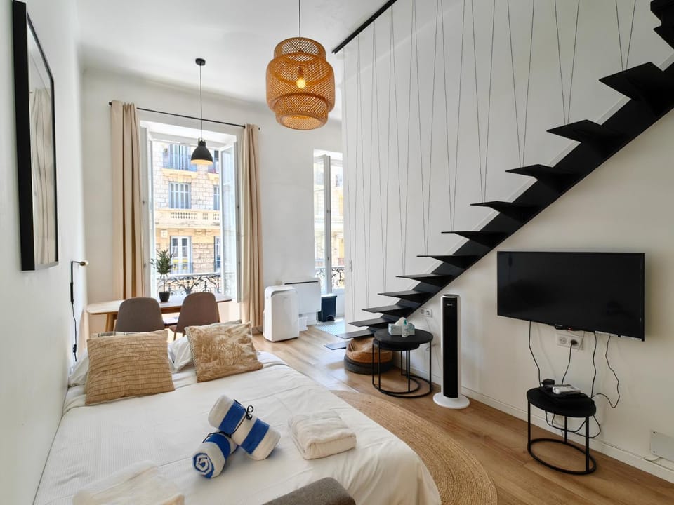 Bed, Living room